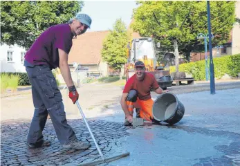  ?? FOTO: CAROLINE MESSICK ?? Gut gelaunt dabei: Jürgen Glück und Bernd Flaig ( von links) stecken mitten im Großprojek­t „ Sanierung Kirchplatz“.