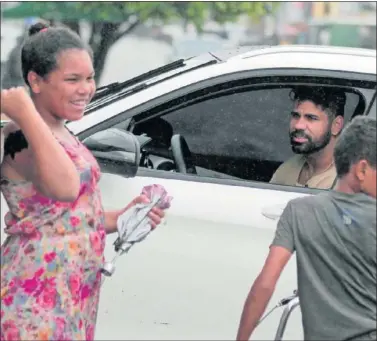  ??  ?? AYER, EN BRASIL. Diego Costa seguía ayer en Brasil, como muestran sus últimas fotografia­s.