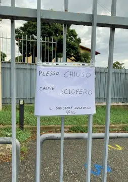  ??  ?? Il cartello sul cancello della scuola media Puccini di Firenze