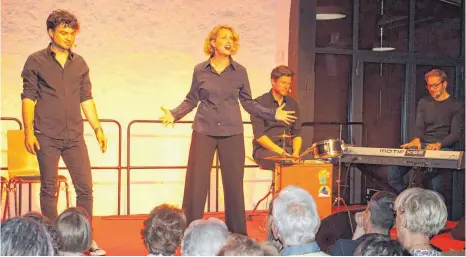  ?? FOTO: EDWIN HÜGLER ?? Mit Musik, Pantomime und Blödsinn hat das Harlekin-Theater aus Tübingen die Besucher in der Schloss-Scheune begeistert.