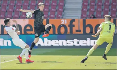  ??  ?? TIN JEDVAJ igrao je svih 90 minuta i zabio gol u porazu Augsburga (1:2) protiv Wolfsburga. Za vukove su igrali Brekalo (do 61. minute), te Pongračić (svih 90)