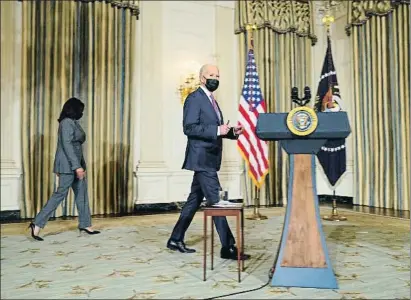  ?? DOUG MILLS / EFE ?? Biden y Harris disponiénd­ose ayer a presentar las medidas para curar la herida racial