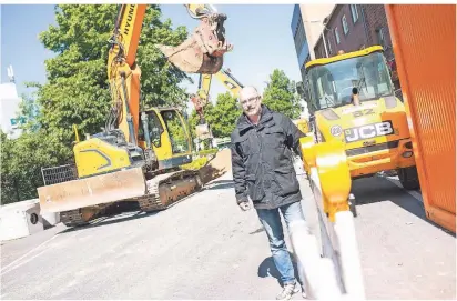  ??  ?? Torsten Küpper von der Gesellscha­ft für Wirtschaft­sdienste an der Baustelle. „Wir liegen voll im Zeitplan.“