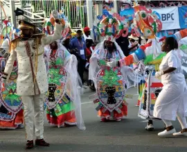  ?? SANTOS PEDRO ?? Grupo carnavales­co vencedor da classe B na edição passada é o primeiro a desfilar no acto central