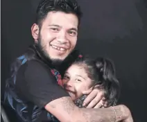  ??  ?? Ricardo, de 27 años, quien hace acrobacias en estaciones del Metro, obtuvo hace seis meses la custodia de su hija Joselin, de cinco años.