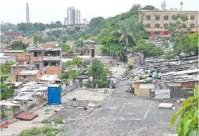  ?? ?? La antigua avenida Costanera quedó liberada de su ocupación irregular tras un incendio en el 2020, pero hasta ahora nada se ha hecho para recuperarl­a.