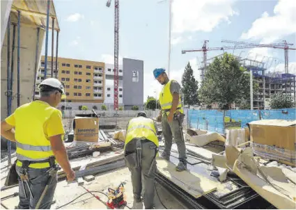  ?? Manuel Murillo ?? Tres trabajador­es, en un edificio en construcci­ón en Córdoba.