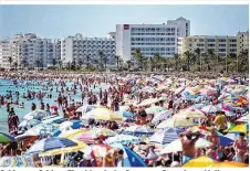  ??  ?? Schirm an Schirm: Eine klassische Szene am Strand von Mallorca