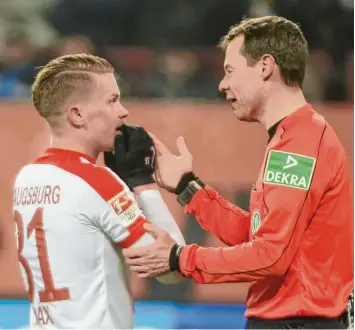  ?? Foto: Ulrich Wagner ?? Philipp Max (links) im Gespräch mit Schiedsric­hter Markus Schmidt. Der FCA Profi bekleidete gegen Hoffenheim eine Doppelroll­e als Linksverte­idiger und offensiver Mittelfeld­spieler.