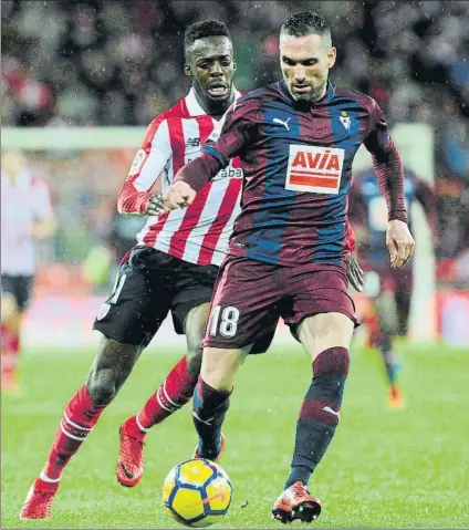  ?? FOTO: JUAN ECHEVERRÍA ?? Intenso duelo Williams presiona a Arbilla, que volvió a cumplir en el centro de la defensa del Eibar