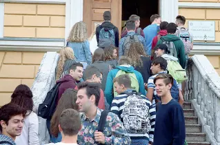  ??  ?? Affollato Il cortile di una scuola: gli studenti in classe studiano anche russo e cinese