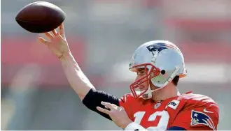  ?? Charlie Riedel/Associated Press ?? Tom Brady, marido de Gisele Bündchen e jogador dos Patriots, treina para Super Bowl