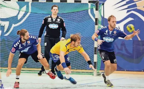  ?? RP-FOTO: ACHIM BLAZY ?? Marcel Müller (l.) lobt das neue Löwenrudel – auch Spieler am Kreis wie Kai Funke (r.).