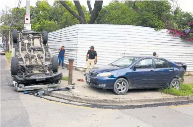  ?? FOTO: MOISÉS VALENZUELA. ?? DESCUIDO. En la 2 calle, 16 avenida del barrio El Benque ocurrió un choque hace dos semanas.