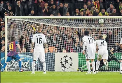 ?? ADRIAN DENNIS / AFP ?? Messi observando el balón antes de impactar en el larguero en el penalti que falló ante Cech en el 2012