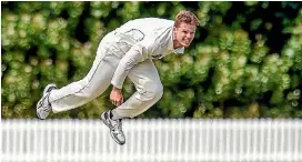  ?? PHOTOS: PHOTOSPORT ?? Lockie Ferguson and Matt Henry, below, are vying for a Black Caps new-ball spot in the first test.