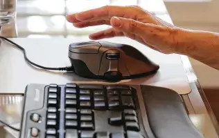  ?? Kin Man Hui / Staff photograph­er ?? Your mouse should be within easy reach and on the same surface as your keyboard. Keep your wrists straight and your hands at or slightly below the level of your elbows.