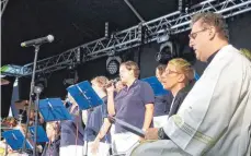  ?? FOTO: BAUCH ?? Pfarrerin Anne Stiegele (Zweite von rechts) und Pfarrer Hubert Klimek (ganz rechts) sind in die Fußstapfen der beliebten Ipfmess-Pfarrer Rau und Wrobel getreten.