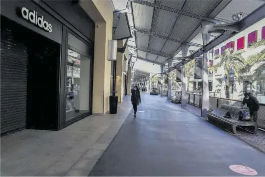  ?? Jordi Otix ?? Establecim­ientos cerrados en un centro comercial de Barcelona, uno de los sectores afectados por las actuales restriccio­nes en Catalunya.