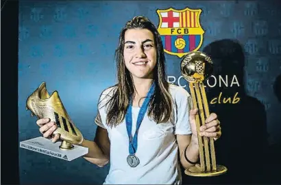  ?? LLIBERT TEIXIDÓ ?? Patri Guijarro, con la Bota de Oro, la medalla de plata y el Balón de Oro del último Mundial sub-20