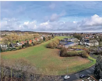  ?? RP-FOTO: MARKUS VAN OFFERN ?? Das freie Feld entlang der Dorfstraße hinter Burg Ranzow (rechts im Bild) soll mit einem Baugebiet für acht Parzellen und einem Kindergart­en überplant werden.