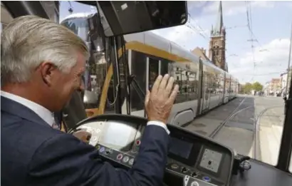  ?? © Photo News ?? De koning mocht even plaatsneme­n in de stuurcabin­e van de tram op de nieuwe lijn.