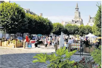  ??  ?? La place Saint-Sauveur s’est vue agrémentée de plusieurs bacs de fleurs et de plantes vertes.