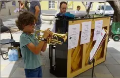  ?? ?? Un duo d’élèves du Conservato­ire, pianiste et jeune trompettis­te.