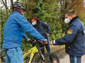  ?? Foto: Nadine Rau ?? Bitte anhalten! Im Mai kontrollie­ren die Beamten, hier Claudia Wecker von der Günzburger Polizeiins­pektion sowie Marcus Pra‰ schivka von der Inspektion Krumbach, verstärkt Radfahrer. Nicht, um sie zu gängeln, sondern zur Sicherheit.