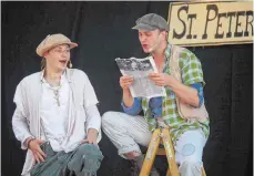  ?? FOTO: HV ?? Da hatten die Kinder gleich am ersten Tag von Mini LA etwas zu staunen: Tom Sawyer (rechts Steffen Essigbeck) und Huckleberr­y Finn (Tobias Wagenblaß) werden in der Zeitung als Helden gefeiert.
