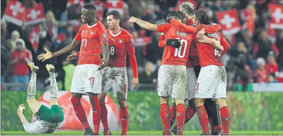  ?? FOTO: EFE ?? Suiza se clasifica en la repesca Venció en Irlanda del Norte (0-1) y se conformó con el empate en su país (0-0)