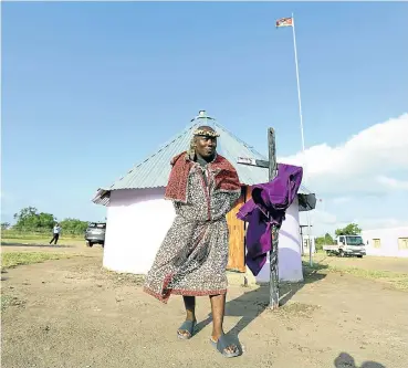  ?? Pictures: Thuli Dlamini ?? Mxolisi ‘Dr Mkhulu’ Nkomonde outside his Dr K Traditiona­l Hospital, above, and in one of the wards, above right.