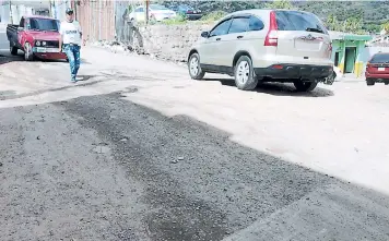  ?? FOTO: ALEJANDRO AMADOR ?? Alrededor de 30 metros de diámetro sin pavimentar están pendientes en la calzada.