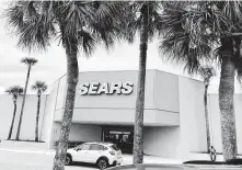  ?? Jerry Fallstrom / Tribune News Service ?? The announceme­nt of the closings shows that Sears is withering as consumers move on from the storied chain.