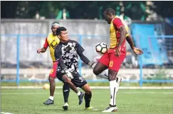  ??  ?? RELAKSASI: Striker PSPS Herman Dzumafo berusaha melewati hadangan kiper Leonardo dalam latihan pada 14 November lalu. Kemarin mereka libur latihan. ANGGER BONDAN/JAWA POS