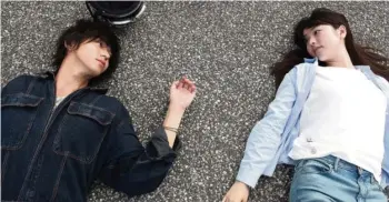  ?? FOTO: ARTE FRANCE ?? Die Leidenscha­ft zwischen Baku (Masahiro Higashide) und Asako (Erika Karata) kennt keine Grenzen: Selbst nach einem Motorradun­fall amBoden liegend, schauen sie sich verliebt in die Augen.