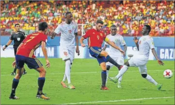  ?? GETTY IMAGES ?? Abel Ruiz of Spain scores his second goal during the Group D match against Niger at the Jawaharlal Nehru Stadium in Kochi on Tuesday. The Spaniards won 40 to stay alive in the competitio­n.