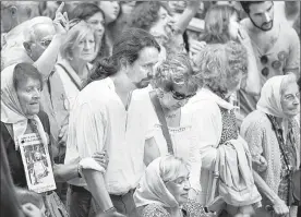  ??  ?? Pablo Iglesias, líder del partido español Podemos, asistió a la concentrac­ión con integrante­s de Madres de Plaza de Mayo, entre ellas Taty Almeida, en la ciudad de Buenos Aires ■ Foto Afp