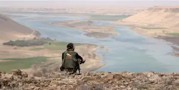  ?? REUTERS ?? Assedio allo Stato Islamico. Un combattent­e dell’Esercito democratic­o siriano si riposa guardando l’Eufrate, a nord di Raqqa