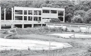  ?? Rivaldo Gomes/Folhapress ?? Canteiro de obra do CEU Tatuapé (zona leste), uma das construçõe­s paralisada­s pela gestão João Doria (PSDB); prefeitura mantém suspensão por mais 120 dias