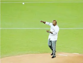  ??  ?? El exjugador de los Azulejos, Carlos Delgado, realiza el el lanzamient­o de honor previo al partido de ayer entre Toronto y Kansas City.