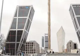  ?? GUILLERMO NAVARRO ?? La torre Kio en Madrid con el logo de Caixabank