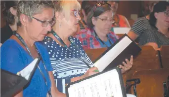  ??  ?? Les choristes participen­t avec beaaucoup d’entrain au FestiChoeu­r d’Acadie. - Acadie Nouvelle: Sylvie Mousseau