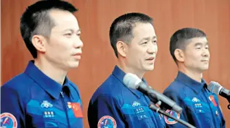  ?? CARLOS GARCIA RAWLINS/REUTERS ?? Liu Boming, y Tang Hongbo, astronauta­s chinos