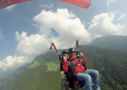  ??  ?? In volo Per Paul Rösch nessuna impresa sembra impossibil­e di questi tempi