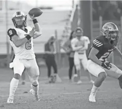  ?? MICHAEL CHOW/THE REPUBLIC ?? Hamilton High quarterbac­k Nicco Marchiol throws a pass against Queen Creek on Sept. 23 in Queen Creek.