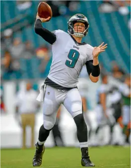  ??  ?? CONCENTRAD­O. Foles, previo a un encuentro de la Pretempora­da con los Eagles.