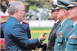  ?? FOTO: AFP ?? El presidente colombiano Iván Duque habla con miembros de la policía nacional durante su ceremonia de promoción en Bogotá.
Agencia AFP