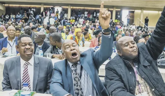  ??  ?? 0 War Veterans leader Christophe­r Mutsvangwa, centre, celebrates the dismissal of Robert Mugabe as leader of the ruling Zanu-pf party