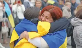  ?? (AFP) ?? Residents of Kherson temporaril­y living in Odessa celebrate the liberation of their native town in front of The Odessa National Academic Opera and Ballet Theatre in Odessa, on Saturday